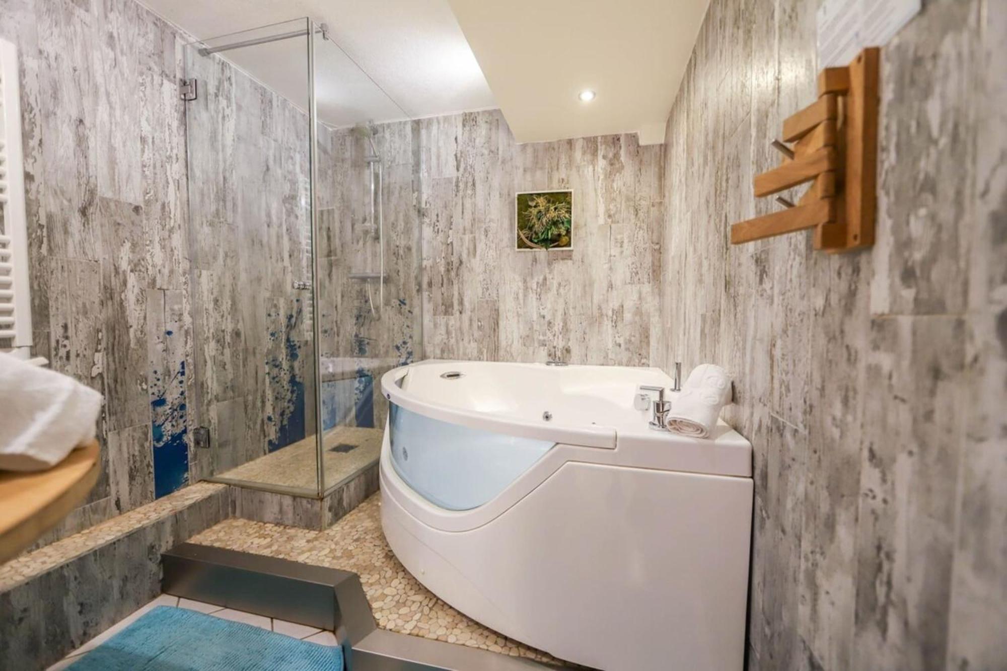 Le Cocon - Jacuzzi et Sauna en vieille ville Annecy Extérieur photo